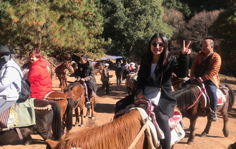 吃罷中午飯就是中外的茶馬古道—騎馬之旅！